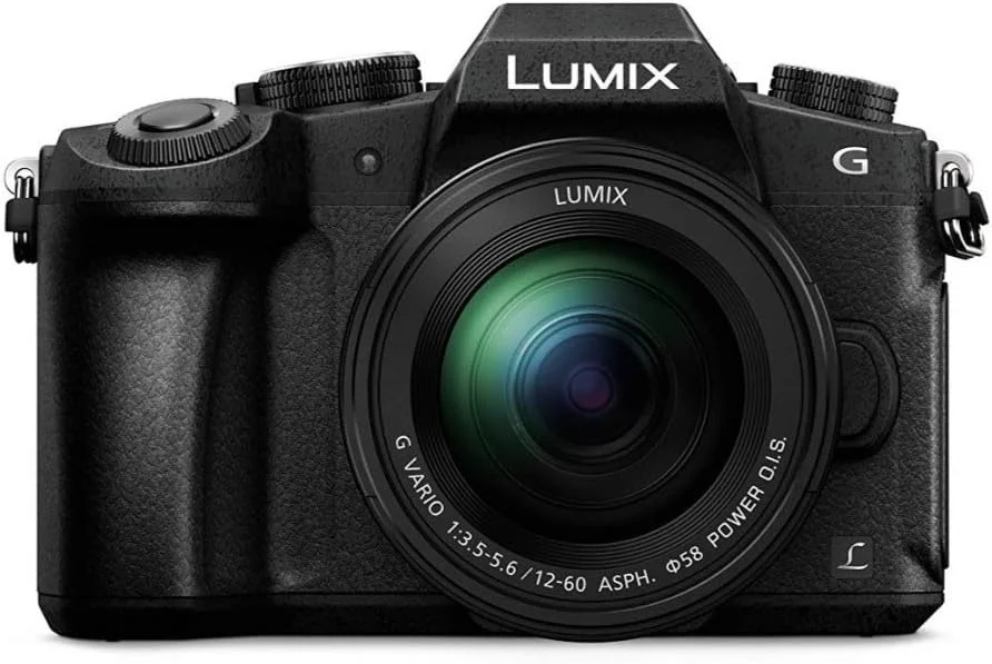 دوربین بدون آینه پاناسونیک Lumix G85 4K به همراه لنز G Vario 12-60mm، به همراه مانت میکروفون، کارت SD 128 گیگابایتی، باتری و شارژر دوتایی، کوله پشتی، ست لنز 58 میلی متری و سه پایه (7 تکه)