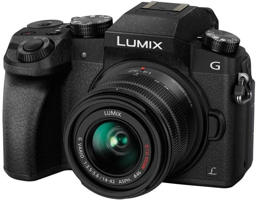 دوربین بدون آینه پاناسونیک Lumix DMC-G7 Micro Four Thirds با لنز 14-42 میلیمتری، مشکی - همراه با کیف دوربین، کارت SDHC 32 گیگابایتی، کیت تمیزکننده، کیف کارت حافظه، کارتخوان، فیلتر UV 46 میلیمتری، بسته نرمافزاری دوربین بدون آینه پاناسونیک Lumix DMC-G7 Micro Four Thirds با لنز 14-42 میلیمتری، مشکی - همراه با کیف دوربین، کارت SDHC 32 گیگابایتی، کیت تمیزکننده، کیف کارت حافظه، کارتخوان، فیلتر UV 46 میلیمتری، بسته نرمافزاری
