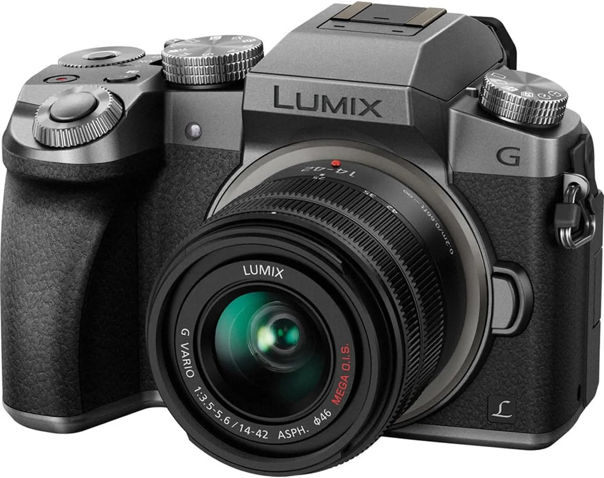 دوربین بدون آینه پاناسونیک Lumix DMC-G7 Micro 4/3s با لنز 14-42 میلیمتری، نقرهای - همراه با کیف دوربین، کارت SDHC 32 گیگابایتی، کیت تمیزکننده، کیف کارت حافظه، کارت خوان، فیلتر UV 46 میلیمتری، بسته نرمافزاری دوربین بدون آینه پاناسونیک Lumix DMC-G7 Micro 4/3s با لنز 14-42 میلیمتری، نقرهای - همراه با کیف دوربین، کارت SDHC 32 گیگابایتی، کیت تمیزکننده، کیف کارت حافظه، کارت خوان، فیلتر UV 46 میلیمتری، بسته نرمافزاری
