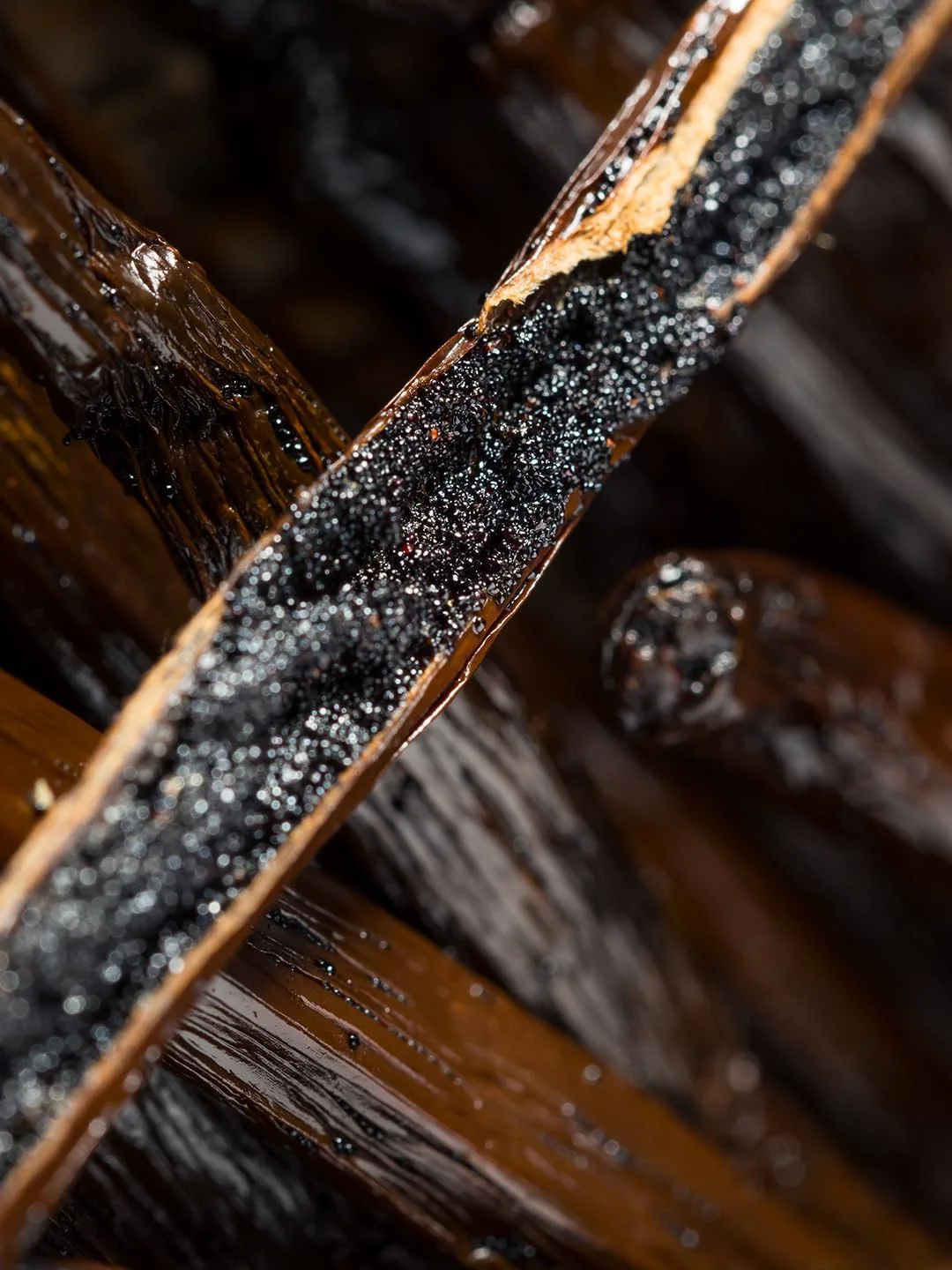 ادکلن زنانه وانیل بوربن ادوپرفیوم 30 میلی لیتر، رایحه ای شیرین و گرم با وانیل بوربن، بادام و رایحه پودری زنبق، ظریف، احساسی و فریبنده