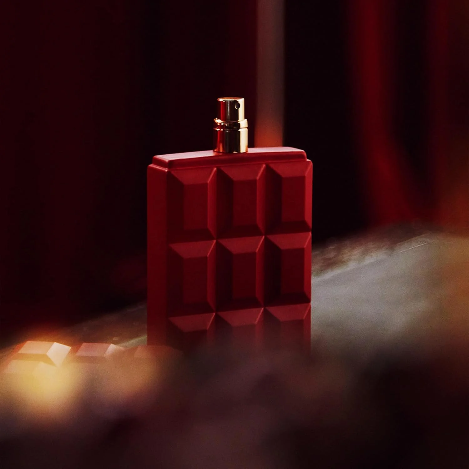 Sabrina Carpenter Cherry Baby - عطر ماندگار زنانه - رایحه گلی شیرین با رایحه های گیلاس و آلو - وگان - رایحه گل خشخاش قرمز، گل صد تومانی - 30 میلی لیتر