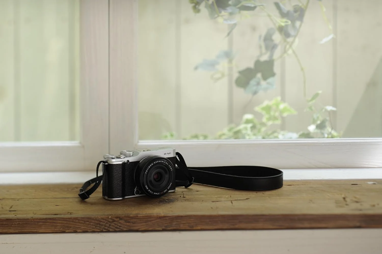 دوربین دیجیتال بدون آینه فوجیفیلم X-M1 با حسگر 16 مگاپیکسل و صفحه نمایش 3 اینچی - فقط بدنه (نقرهای) دوربین دیجیتال بدون آینه فوجیفیلم X-M1 با حسگر 16 مگاپیکسل و صفحه نمایش 3 اینچی - فقط بدنه (نقرهای)