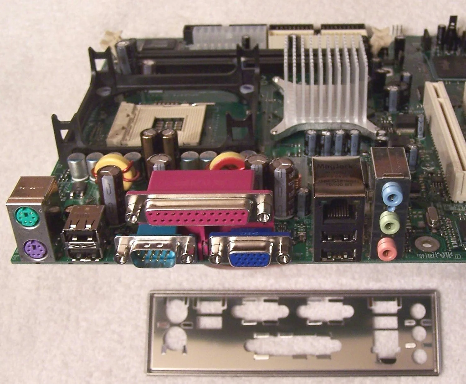 مادربرد اینتل مدل D865GVHZ با چیپست Intel 865GV، سوکت 478، فرم فاکتور micro-ATX به همراه کارت گرافیک، صدا و LAN