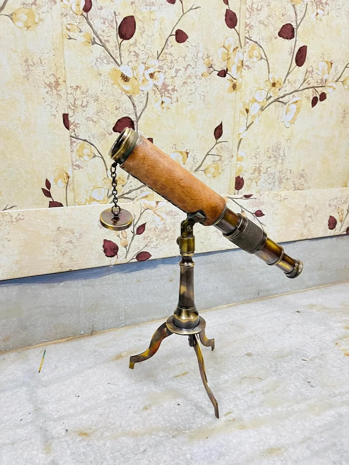 تلسکوپ برنجی قدیمی با لوله روکش چرمی، پایه سه پایه قابل تنظیم، طول 10 اینچ، پرداخت عتیقه