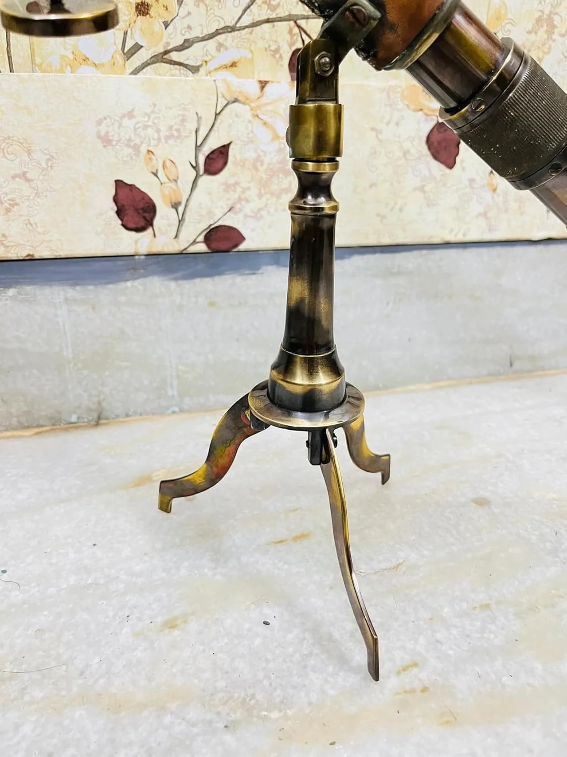 تلسکوپ برنجی قدیمی با لوله روکش چرمی، پایه سه پایه قابل تنظیم، طول 10 اینچ، پرداخت عتیقه