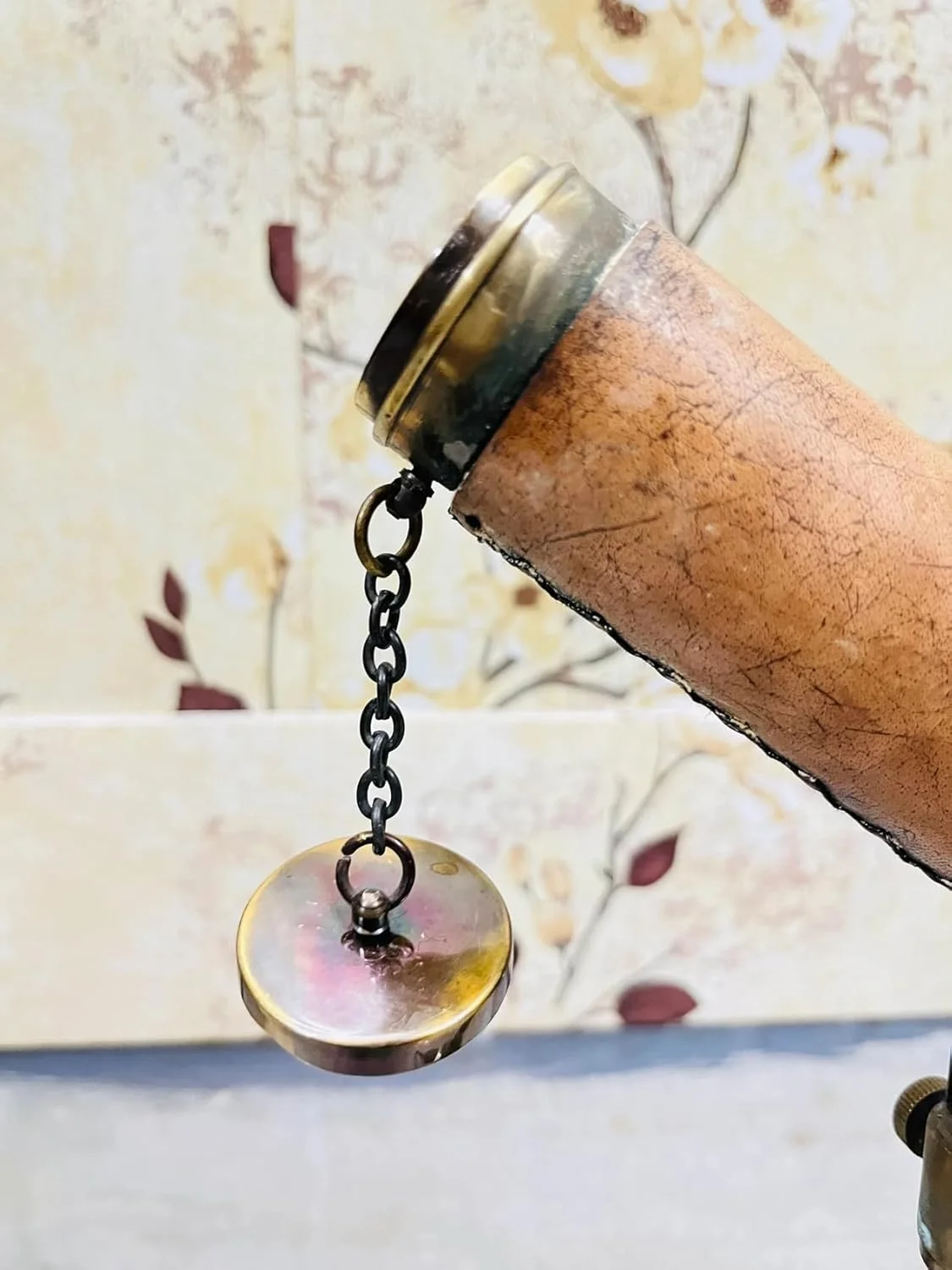 تلسکوپ برنجی قدیمی با لوله روکش چرمی، پایه سه پایه قابل تنظیم، طول 10 اینچ، پرداخت عتیقه