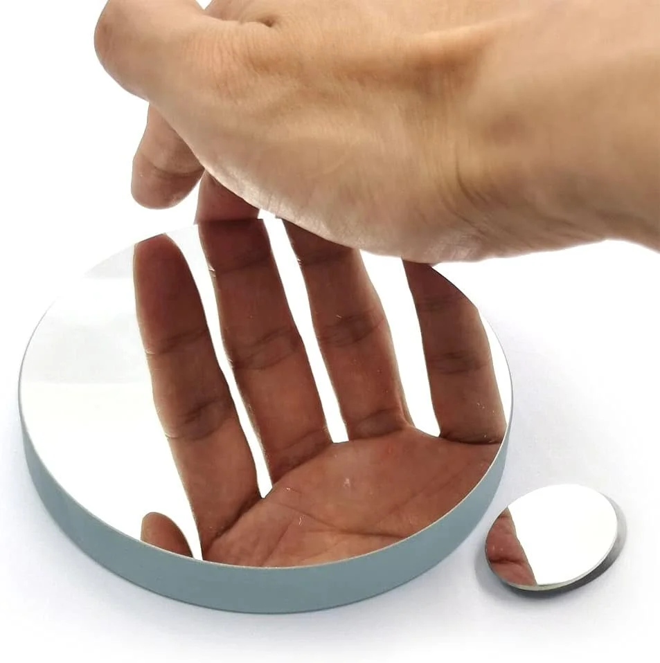 آینه بازتابنده نیوتنی با قطر ۱۱۴ میلی‌متر و فاصله کانونی ۹۰۰ میلی‌متر برای نجوم