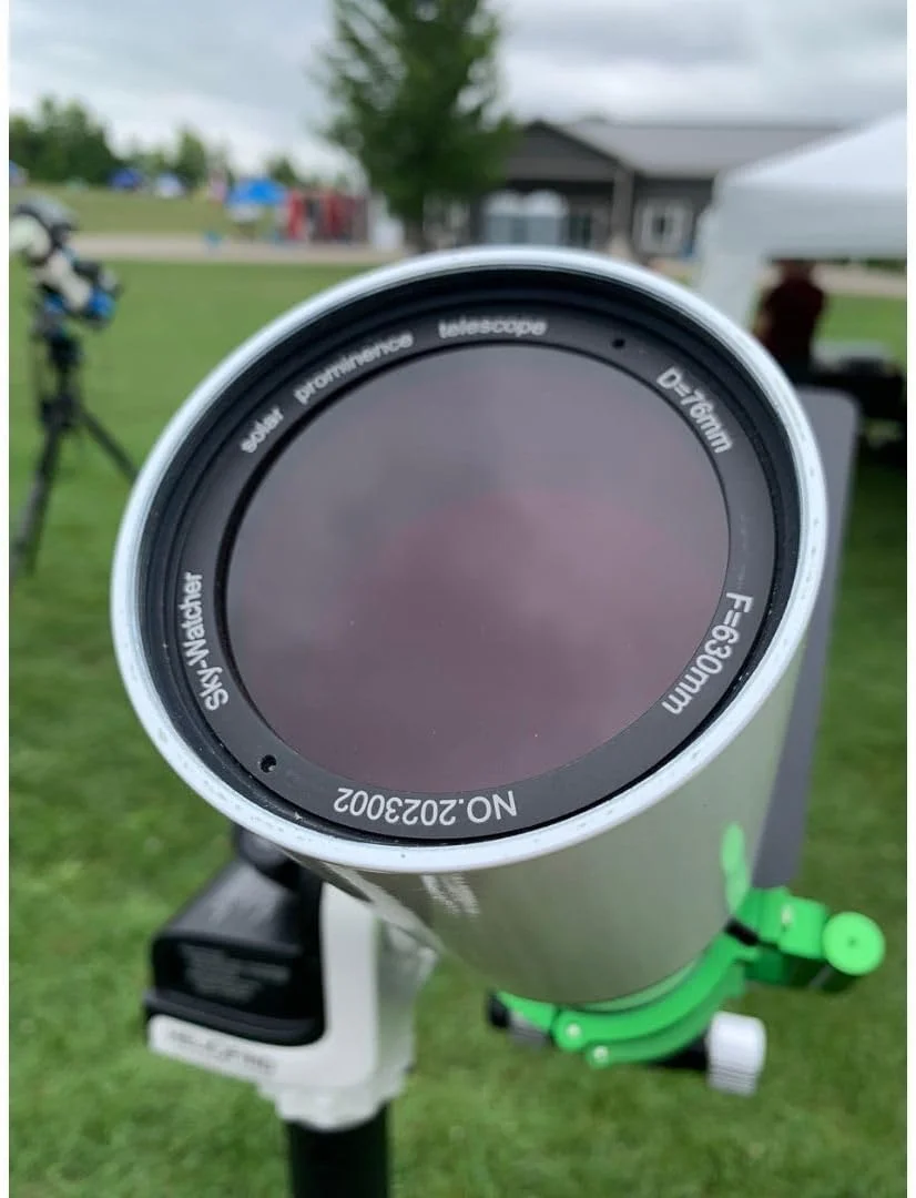 تلسکوپ خورشیدی سلسترون Heliostar 76 H-Alpha با دیافراگم 76 میلی‌متری و فاصله کانونی 630 میلی‌متری به همراه کیت پایه سمت-ارتفاعی SolarQuest برای عملکرد Double-Stack