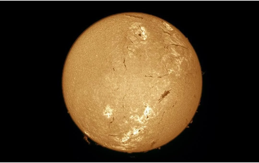 تلسکوپ خورشیدی سلسترون Heliostar 76 H-Alpha با دیافراگم 76 میلی‌متری و فاصله کانونی 630 میلی‌متری به همراه کیت پایه سمت-ارتفاعی SolarQuest برای عملکرد Double-Stack