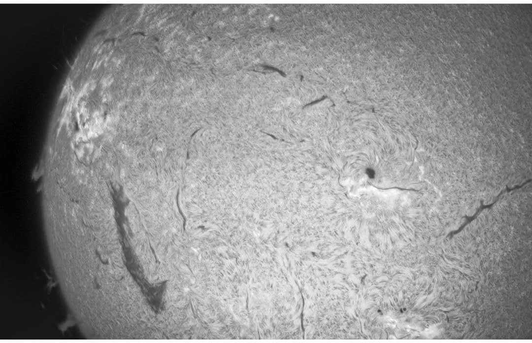 تلسکوپ خورشیدی سلسترون Heliostar 76 H-Alpha با دیافراگم 76 میلی‌متری و فاصله کانونی 630 میلی‌متری به همراه کیت پایه سمت-ارتفاعی SolarQuest برای عملکرد Double-Stack