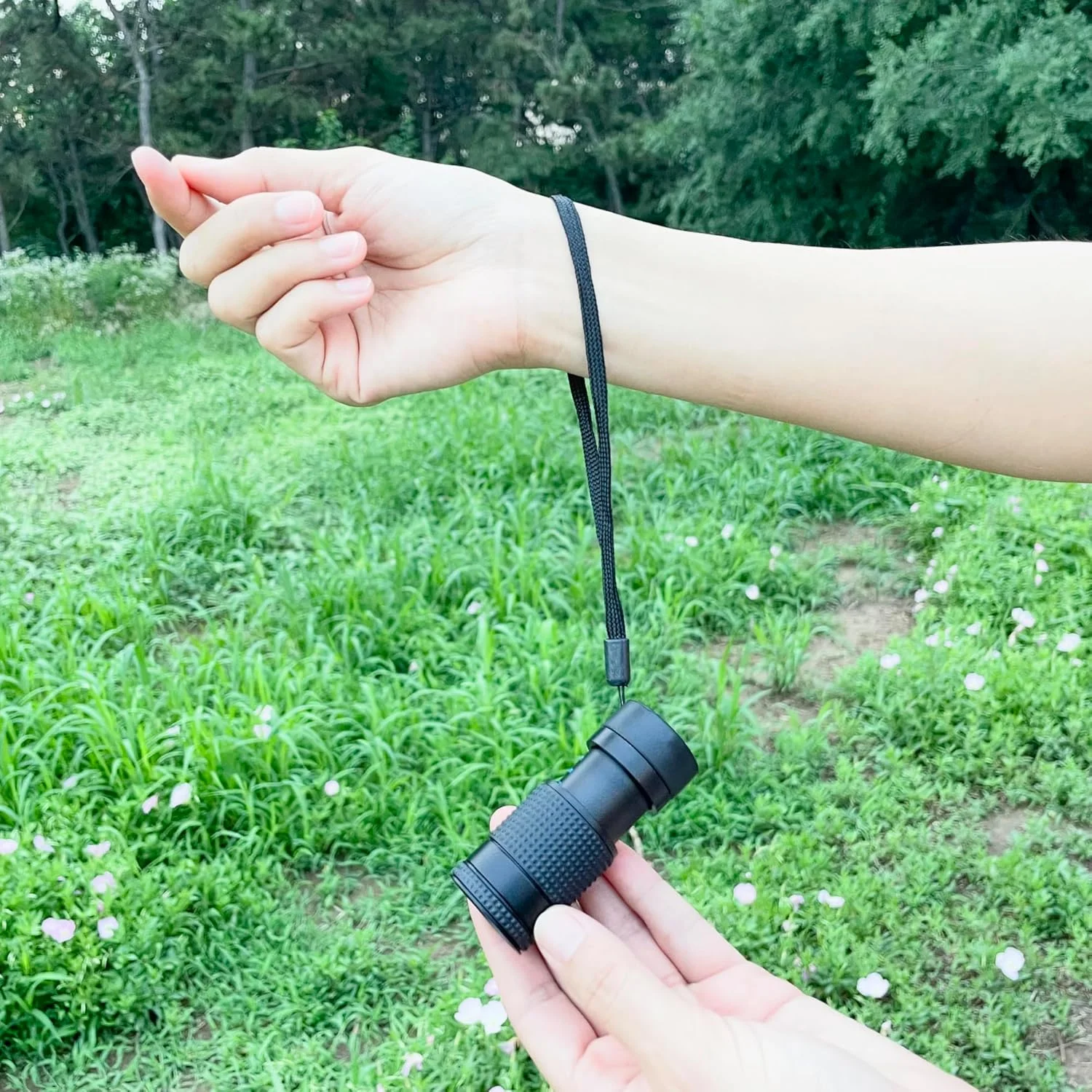 تک چشمی نمای نزدیک طراحی شده برای افراد کم بینا. تک چشمی های ذره بینی مینی سایز برای مشاهده از فاصله نزدیک (4x12mm - بدنه تمیز)