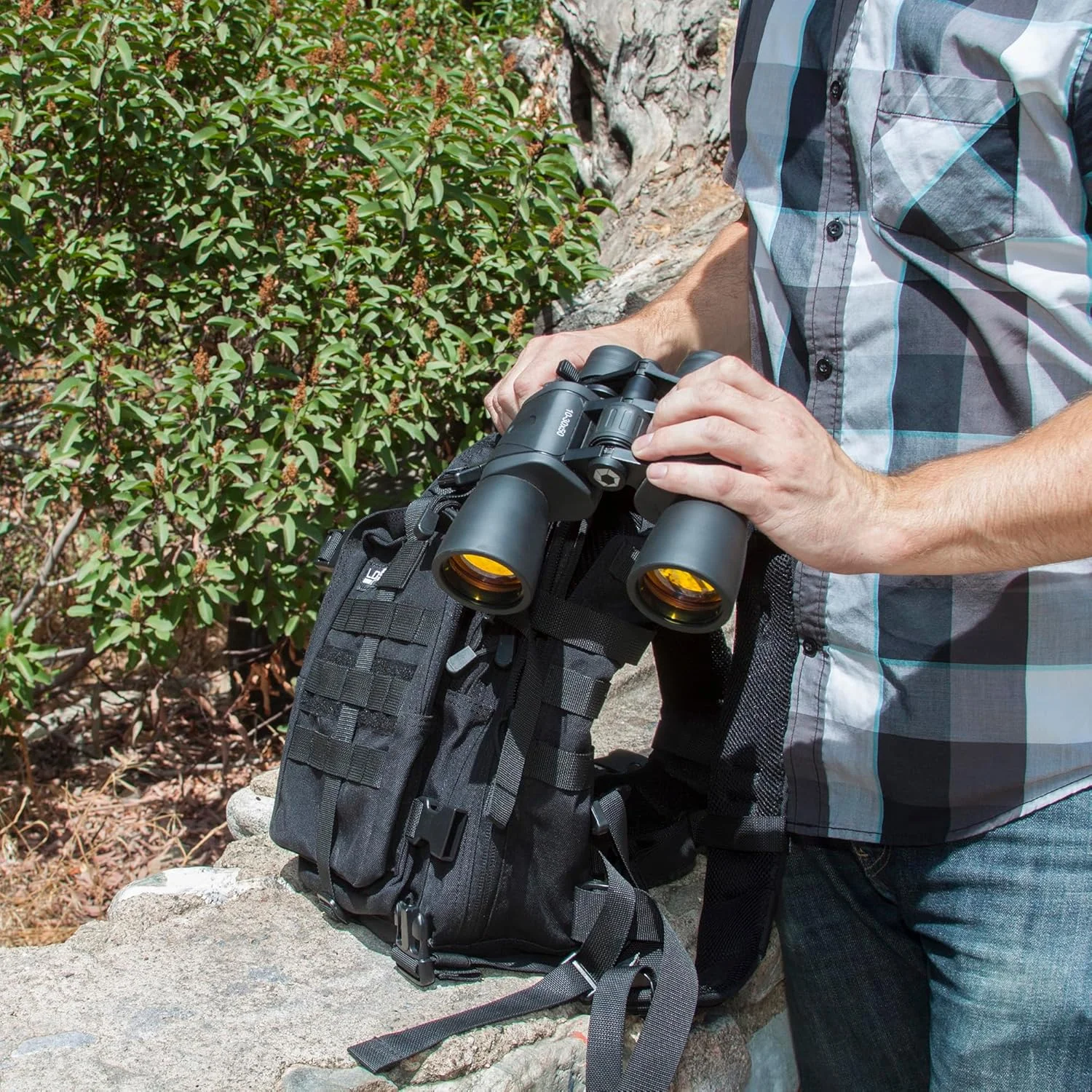 دوربین دوچشمی زوم Gladiator Barska 10-30x50 – دوربین دوچشمی زوم دوربرد برای تماشای پرندگان، رصد ستارگان و شکار، لنزهای چند لایه، سازگار با سه پایه، دید شفاف در فضای باز