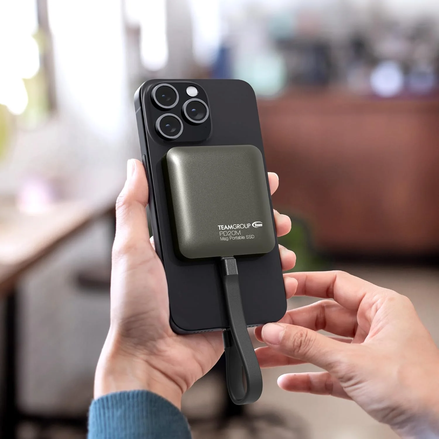 درایو حالت جامد اکسترنال قابل حمل TEAMGROUP PD20M با ظرفیت 1 ترابایت، سرعت خواندن تا 2000 مگابایت بر ثانیه، USB 3.2 Gen 2x2 Type-C سازگار با iPhone 15/15 Plus/15 Pro/15 Pro Max مدل TPSEG2001T0C108