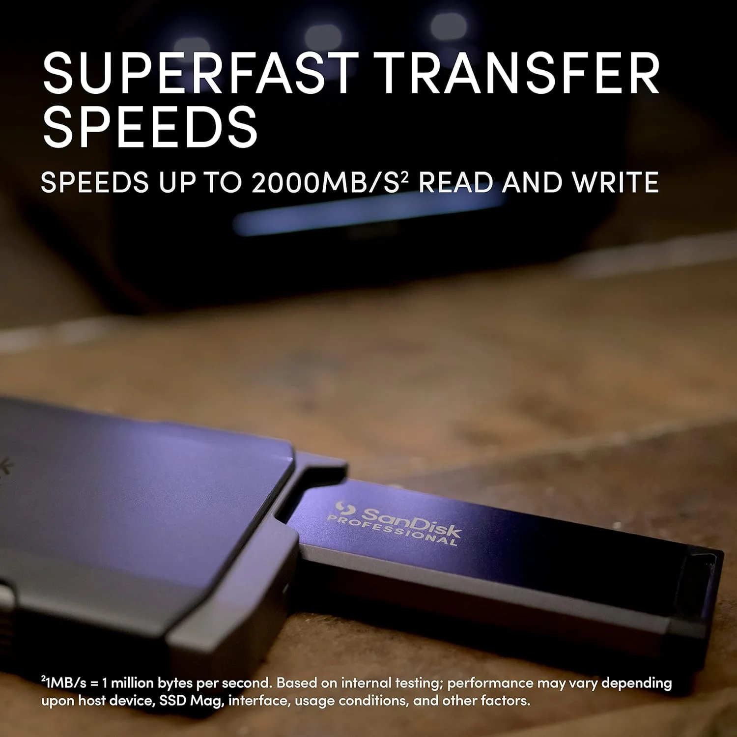محفظه SSD قابل حمل SanDisk Professional PRO-BLADE به همراه SSD یک ترابایتی PRO-BLADE. USB-C با سرعت انتقال تا 2000 مگابایت بر ثانیه