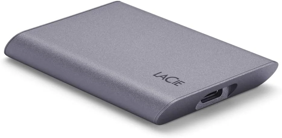 هارد اکسترنال SSD قابل حمل LaCie Mobile با ظرفیت 1 ترابایت USB-C (STKH1000800) اپل. عملکرد ایمن. دقیق و سریع. هارد SSD قابل حمل LaCie Mobile با سرعت بالا، گردش کار شما را سریع و دقیق نگه می دارد. این هارد اکسترنال SSD با سرعت خواندن تا 1050 مگابایت بر ثانیه و سرعت نوشتن 1000 مگابایت بر ثانیه، سازگاری با Mac، Windows و iPad از طریق USB-C را در طراحی مدرن و رنگ خاکستری فضایی ارائه می دهد.