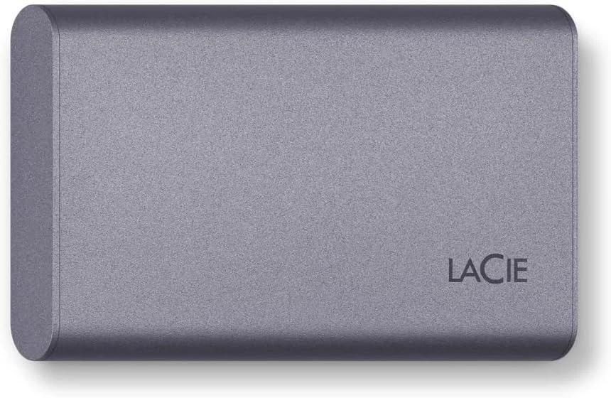 هارد اکسترنال SSD قابل حمل LaCie Mobile با ظرفیت 1 ترابایت USB-C (STKH1000800) اپل. عملکرد ایمن. دقیق و سریع. هارد SSD قابل حمل LaCie Mobile با سرعت بالا، گردش کار شما را سریع و دقیق نگه می دارد. این هارد اکسترنال SSD با سرعت خواندن تا 1050 مگابایت بر ثانیه و سرعت نوشتن 1000 مگابایت بر ثانیه، سازگاری با Mac، Windows و iPad از طریق USB-C را در طراحی مدرن و رنگ خاکستری فضایی ارائه می دهد.