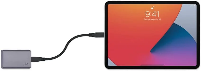 هارد اکسترنال SSD قابل حمل LaCie Mobile با ظرفیت 1 ترابایت USB-C (STKH1000800) اپل. عملکرد ایمن. دقیق و سریع. هارد SSD قابل حمل LaCie Mobile با سرعت بالا، گردش کار شما را سریع و دقیق نگه می دارد. این هارد اکسترنال SSD با سرعت خواندن تا 1050 مگابایت بر ثانیه و سرعت نوشتن 1000 مگابایت بر ثانیه، سازگاری با Mac، Windows و iPad از طریق USB-C را در طراحی مدرن و رنگ خاکستری فضایی ارائه می دهد.