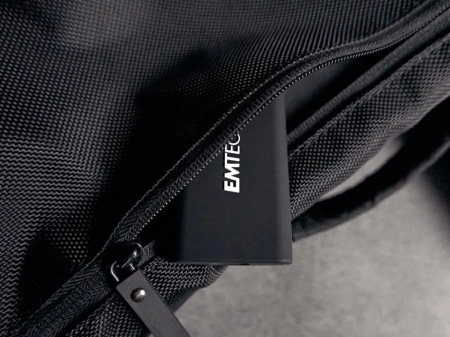 درایو حالت جامد اکسترنال Emtec X210 Elite با ظرفیت 2 ترابایت - سازگار با USB 3.2 Gen1 و 2.0 - فناوری فلش NAND سه بعدی - شامل کابل USB-C 3.2 Gen2 به USB-A و کیف محافظ سیلیکونی