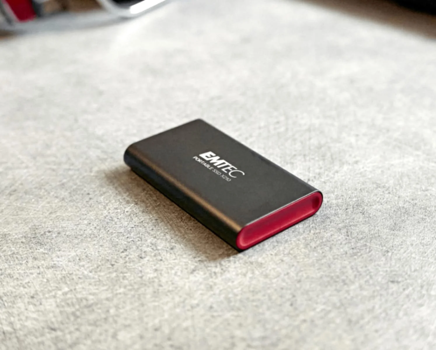 درایو حالت جامد اکسترنال Emtec X210 Elite با ظرفیت 2 ترابایت - سازگار با USB 3.2 Gen1 و 2.0 - فناوری فلش NAND سه بعدی - شامل کابل USB-C 3.2 Gen2 به USB-A و کیف محافظ سیلیکونی