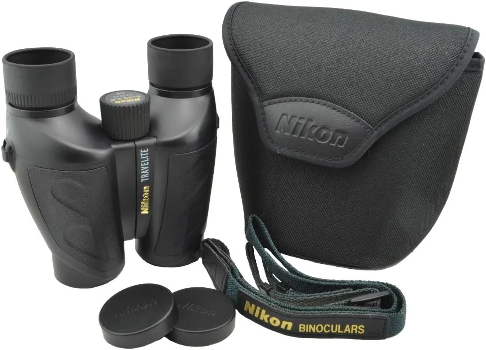 دوربین دوچشمی نیکون Travelite 10x25 (7278) به همراه قلم تمیز کننده لنز نیکون، کیف حمل و پارچه تمیز کننده لنز - قدرت بالا و جمع و جور برای بزرگسالان - مناسب برای تماشای پرندگان، شکار و پیاده روی