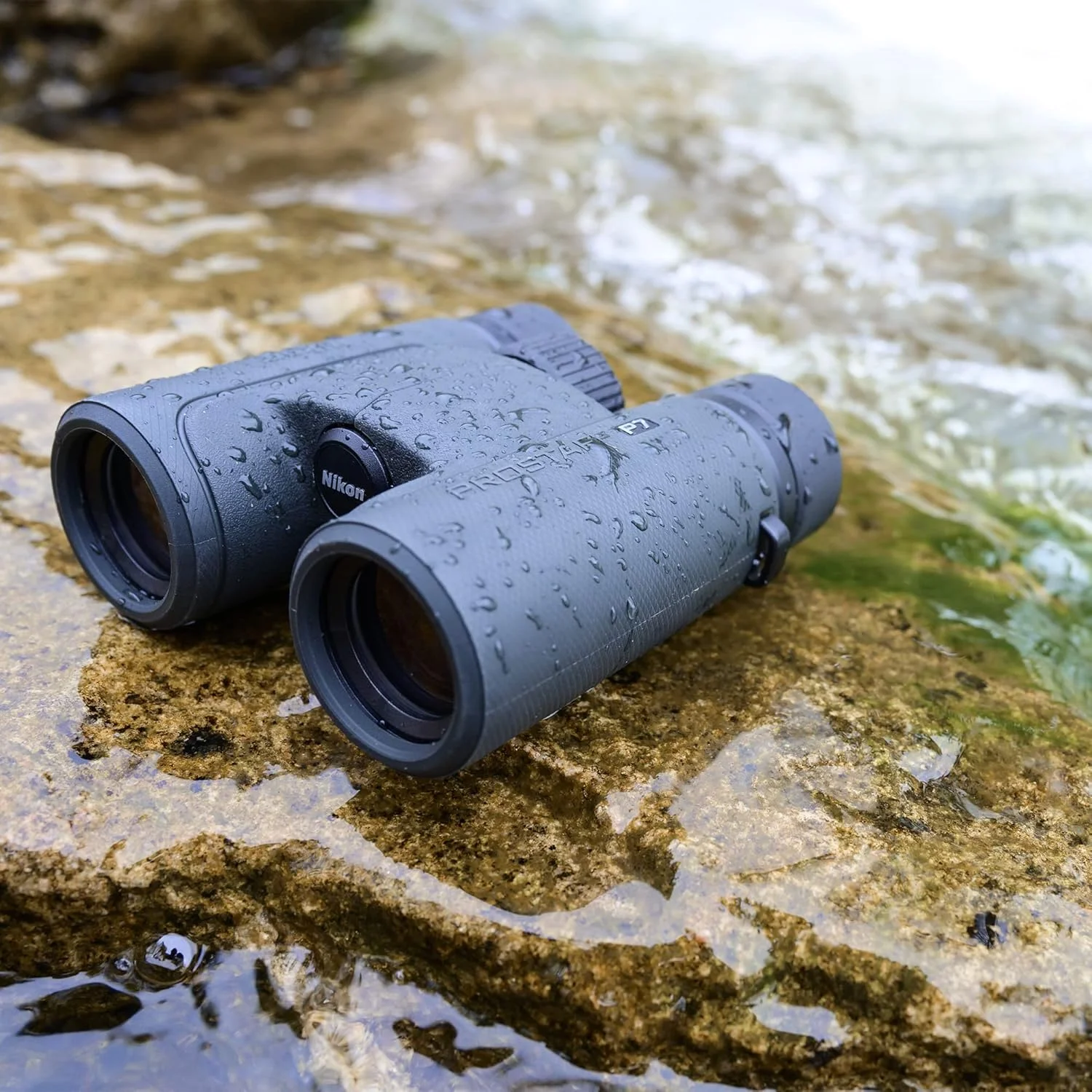 دوربین دوچشمی نیکون Prostaff P7 8X30 به همراه بند و سیستم تمیز کننده لنز (3 تکه)