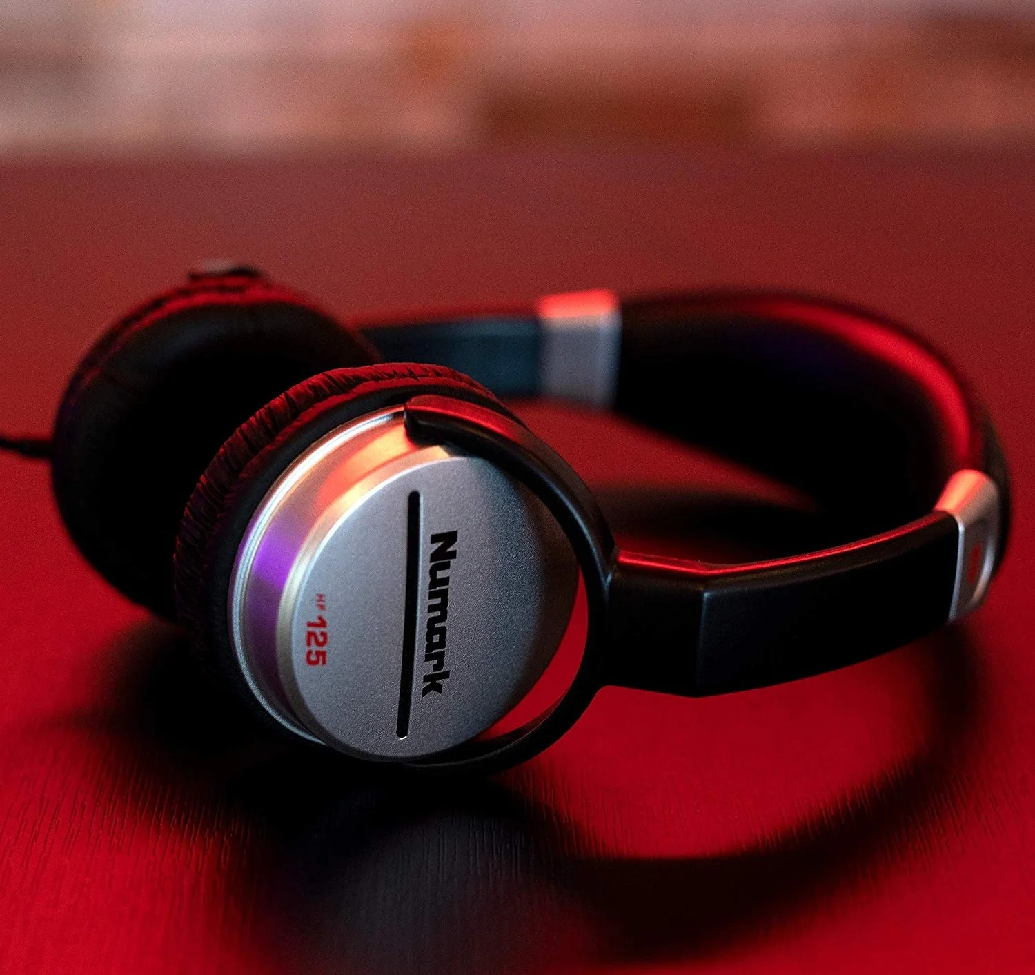 هدفون دی‌جی نومارک HF125 با طراحی روی گوش و پشت بسته، درایورهای دینامیک 40 میلی‌متری Mylar، گوشی‌های قابل تنظیم 7 حالته، مینی پلاگ 3.5 میلی‌متری TRS، شامل آداپتور 3.5 میلی‌متری به 1/4 اینچی TRS، نقره‌ای | HF125