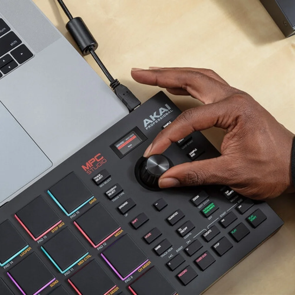 کنترلر Akai MPC Studio 2 برای نرم افزار MPC، بیش از 100 ساز و افکت، سکوئنس 128 ترک، LCD رنگی برای مرور و ویرایش، 16 پد RGB حساس به سرعت در اندازه کامل | MPC Studio 2