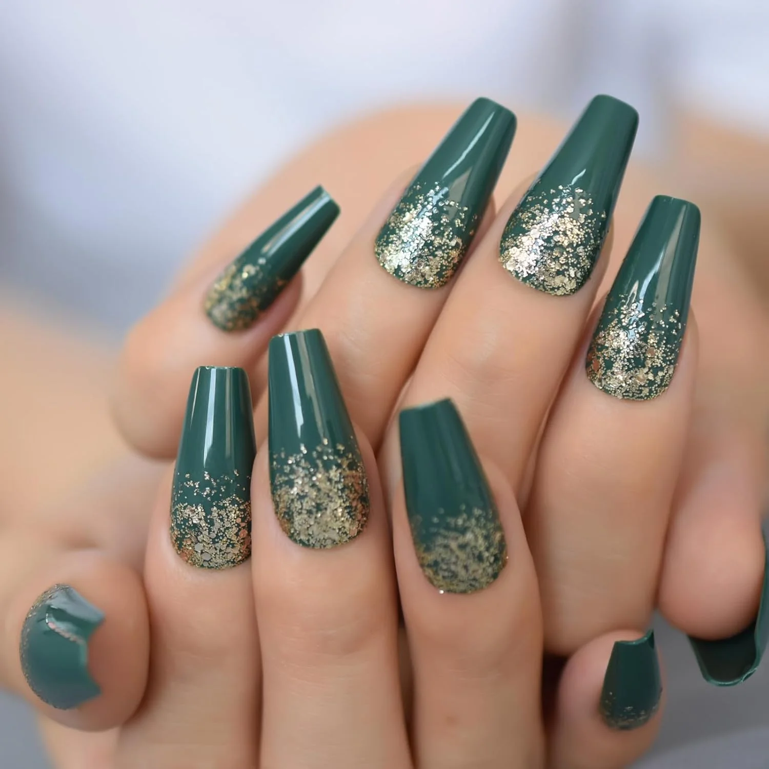 ست ناخن مصنوعی بلند مدل تابوتی، پوشش کامل اکریلیک، پودر سبز و تزئینات اکلیلی، نوک ژلی