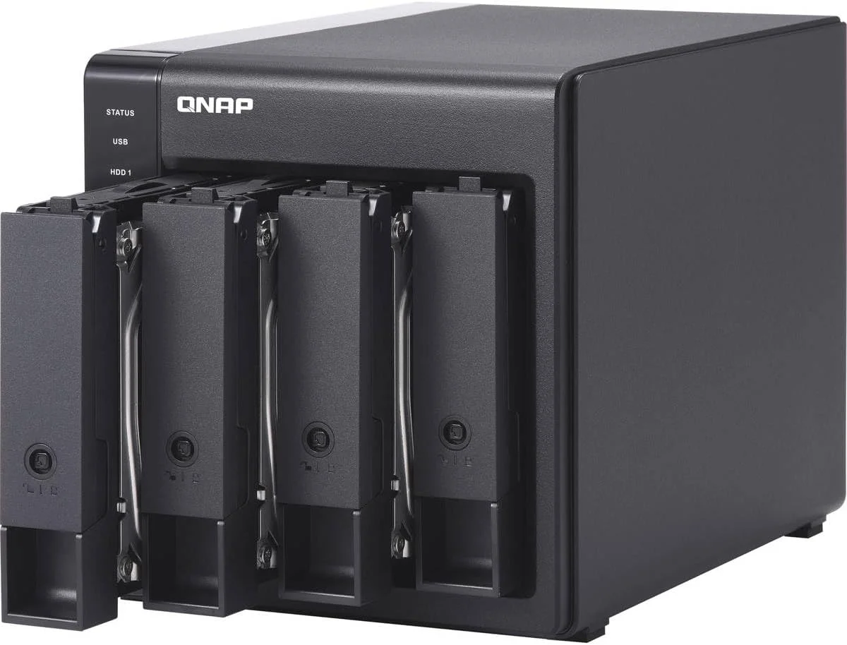 محفظه توسعه RAID با ۴ جایگاه درایو QNAP TR-004 USB 3.2 Gen 1، همراه با ۴ عدد هارد دیسک داخلی ۸ ترابایتی سیگیت IronWolf Pro SATA III 3.5 اینچی NAS، ۷۲۰۰ دور در دقیقه (CMR)