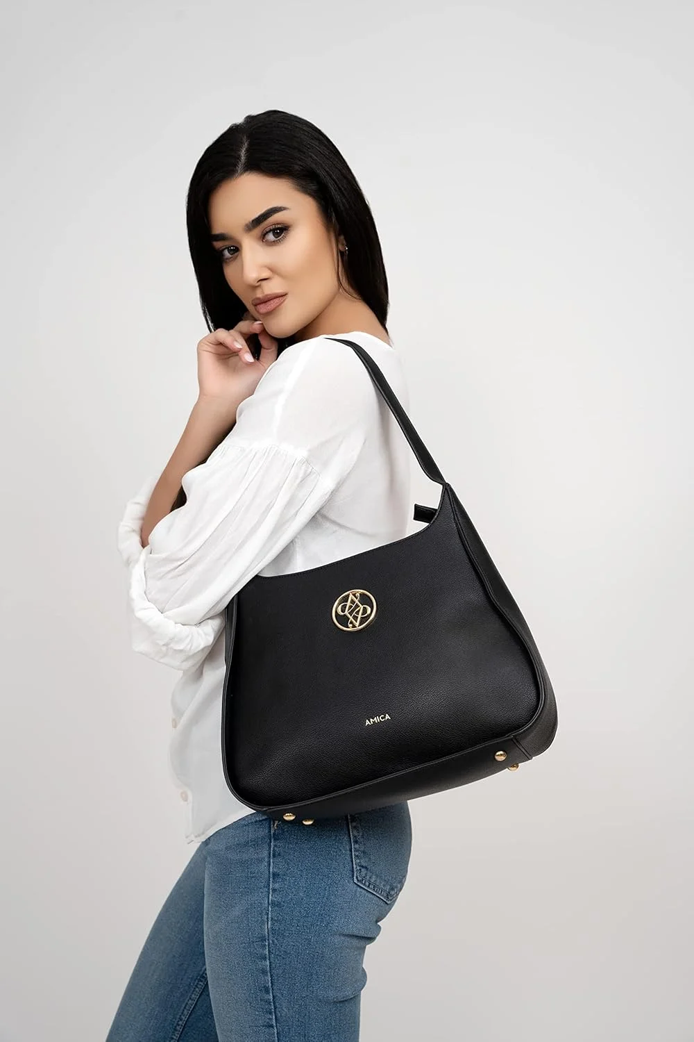 کیف دستی زنانه مدل Chiara Hobo AMICA با بافت چرمی و بند دوشی