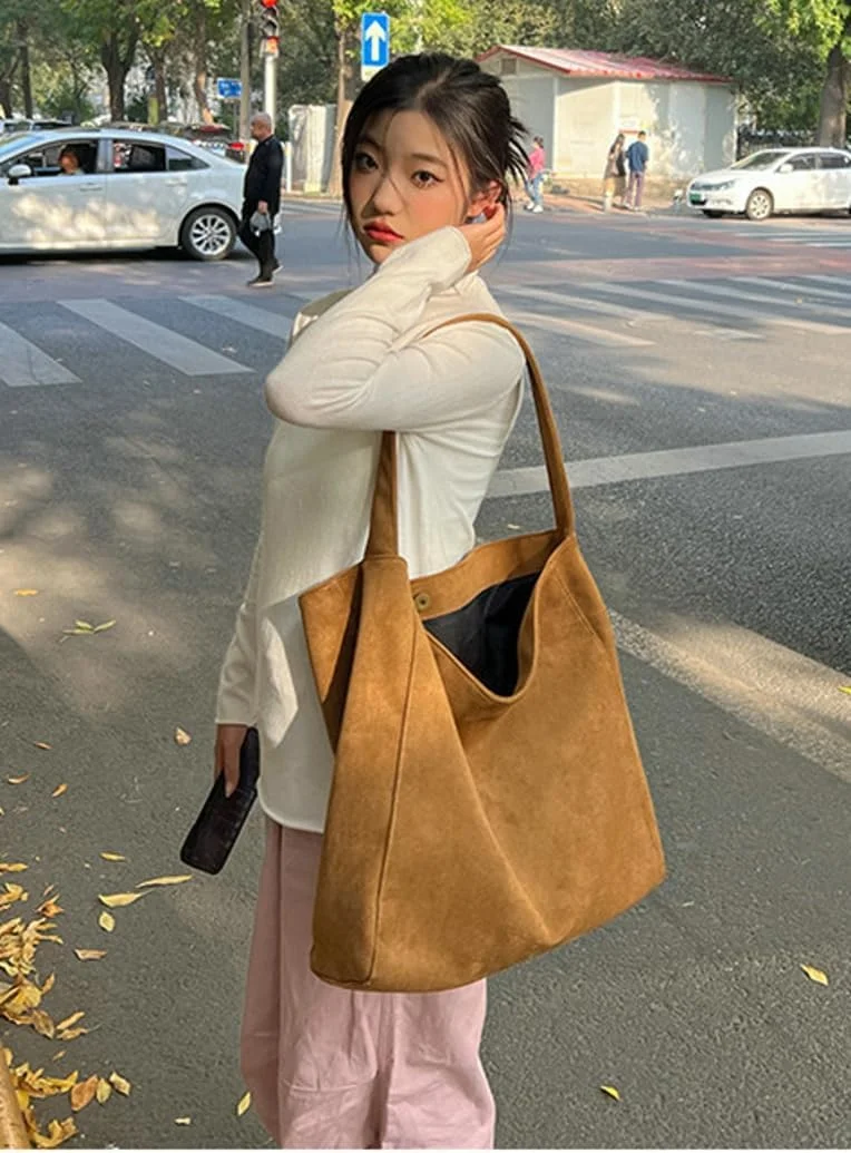 کیف دوشی مدل هلالی زنانه، کیف دستی کراس بادی، کیف دستی مخمل کبریتی کیف دوشی مدل هلالی زنانه، کیف دستی کراس بادی، کیف دستی مخمل کبریتی