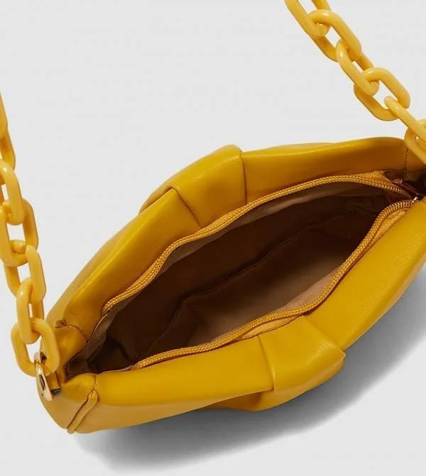 کیف دوشی زنانه AILA با دسته زنجیری پلیسه دار کیف دوشی زنانه AILA با دسته زنجیری پلیسه دار