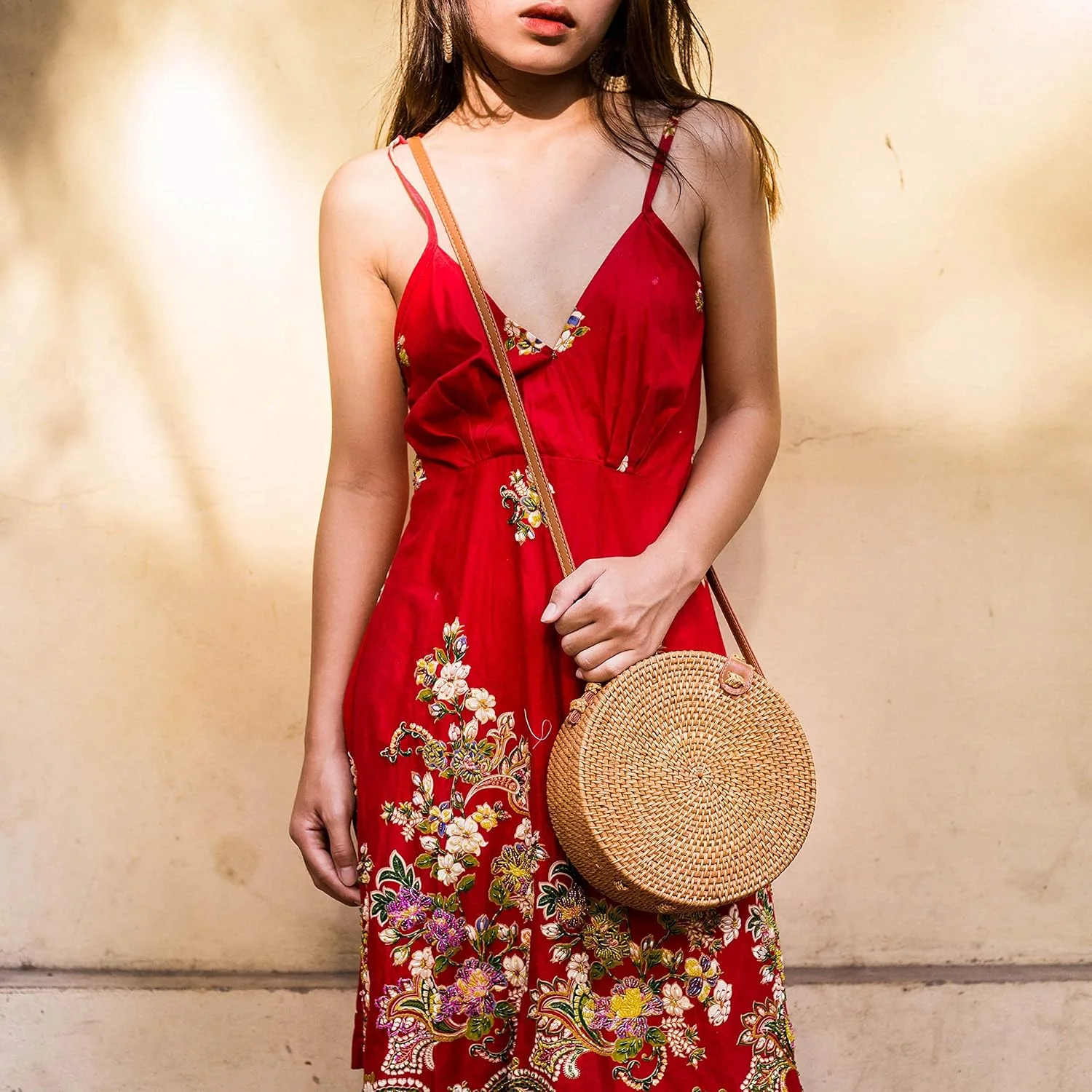 کیف دستی حصیری گرد بافته شده طبیعی NEO با بند چرمی دوشی، شیک و دستی