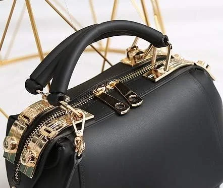 کیف دستی کوچک زنانه گالف دیلز، مدل جعبه ای مستطیلی، رنگ ثابت، از جنس سیلیکون - مشکی