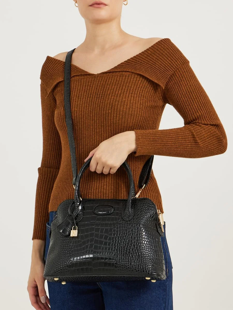 کیف دستی زنانه استایلی با بافت چرم کروکودیلی، دسته بالایی و بست زیپی - مشکی کیف دستی زنانه استایلی با بافت چرم کروکودیلی، دسته بالایی و بست زیپی - مشکی