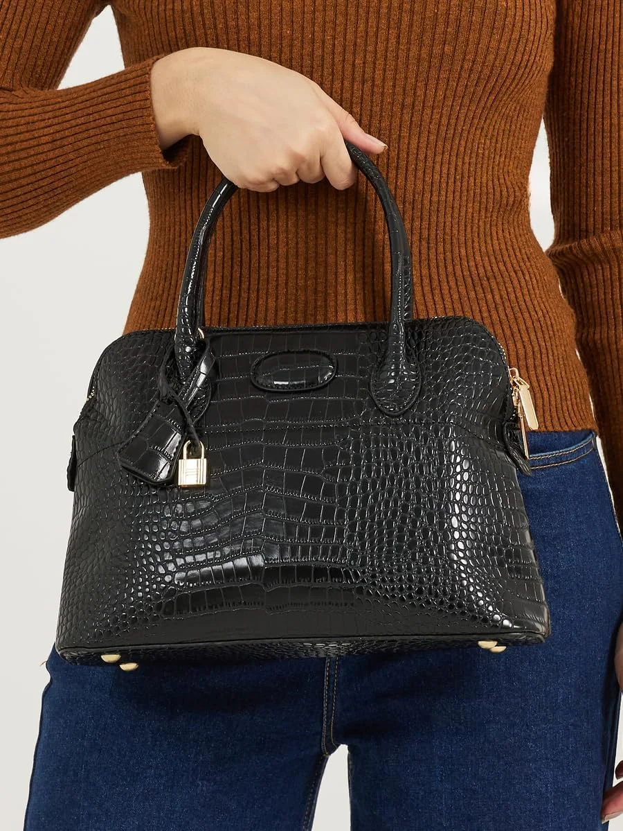 کیف دستی زنانه استایلی با بافت چرم کروکودیلی، دسته بالایی و بست زیپی - مشکی کیف دستی زنانه استایلی با بافت چرم کروکودیلی، دسته بالایی و بست زیپی - مشکی