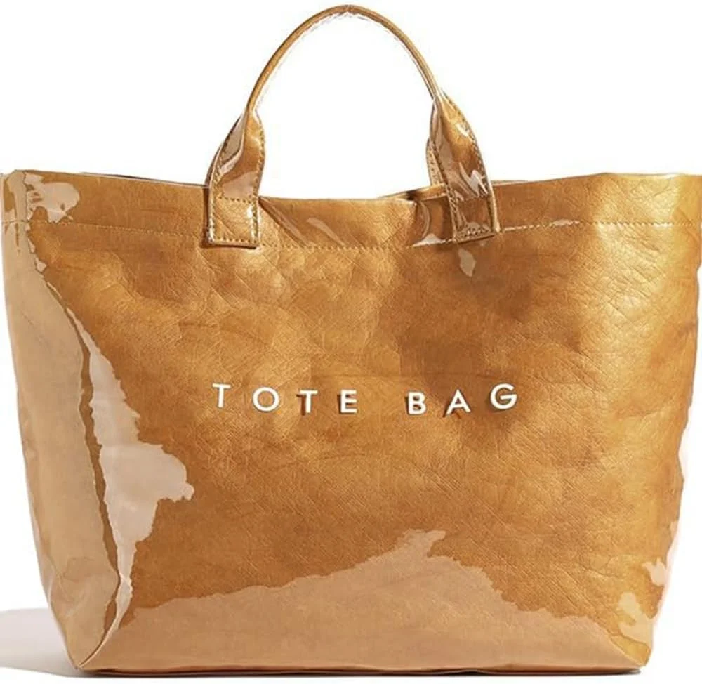 کیف دستی زنانه آزونه از جنس PVC، فضای داخلی کاغذ کرافت، چاپ حروف، قهوه ای، سایز بزرگ، ظرفیت 14.5 لیتر، دسته بالایی، بستن با قلاب و حلقه، ضد آب، مناسب برای آقایان و بانوان، مناسب برای اداره، مدرسه، خرید، مسافرت