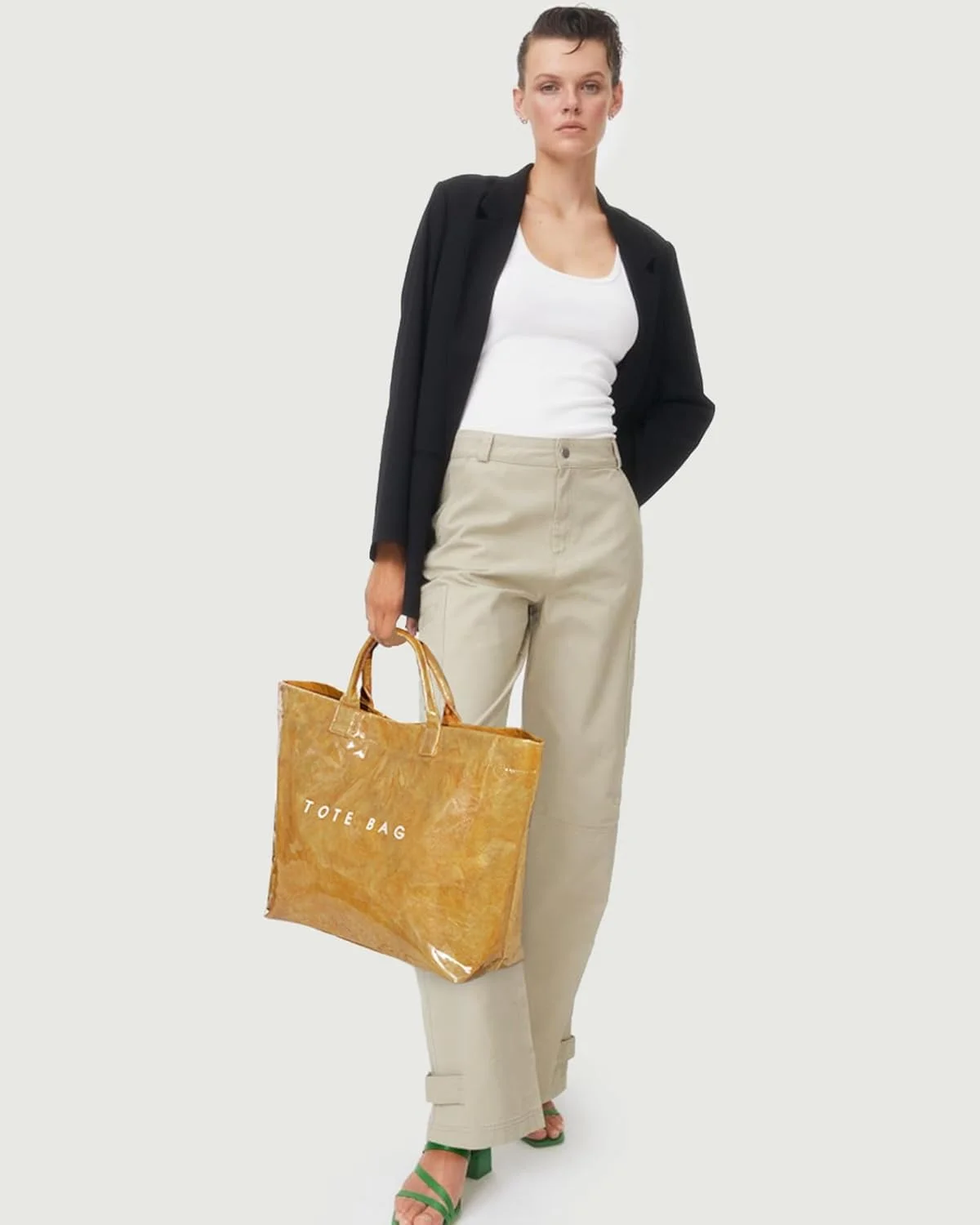 کیف دستی زنانه آزونه از جنس PVC، فضای داخلی کاغذ کرافت، چاپ حروف، قهوه ای، سایز بزرگ، ظرفیت 14.5 لیتر، دسته بالایی، بستن با قلاب و حلقه، ضد آب، مناسب برای آقایان و بانوان، مناسب برای اداره، مدرسه، خرید، مسافرت