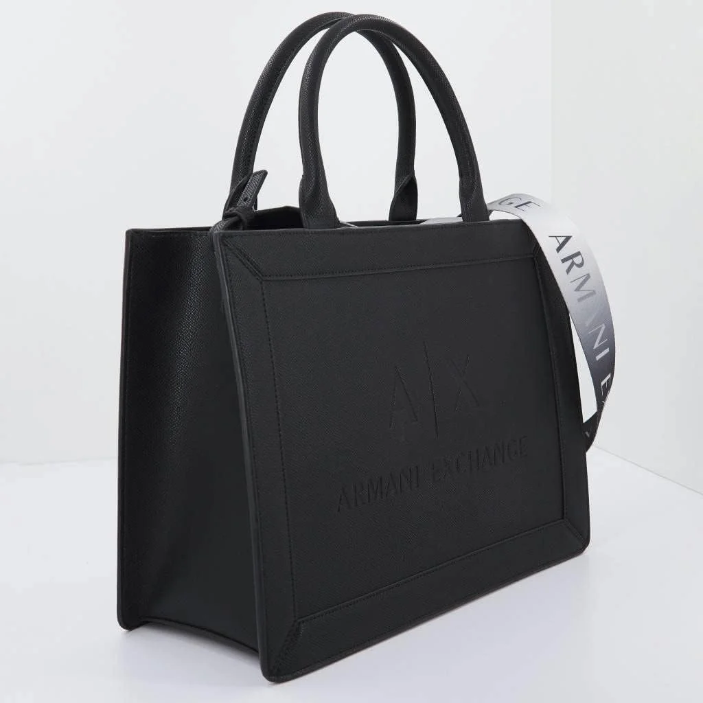 کیف دستی زنانه آرمانی اکسچنج مدل لیلا، لوگوی بزرگ در جلو، زیپ دار، دارای جیب داخلی