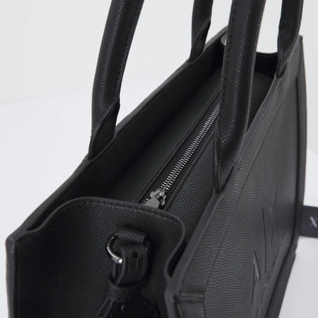 کیف دستی زنانه آرمانی اکسچنج مدل لیلا، لوگوی بزرگ در جلو، زیپ دار، دارای جیب داخلی