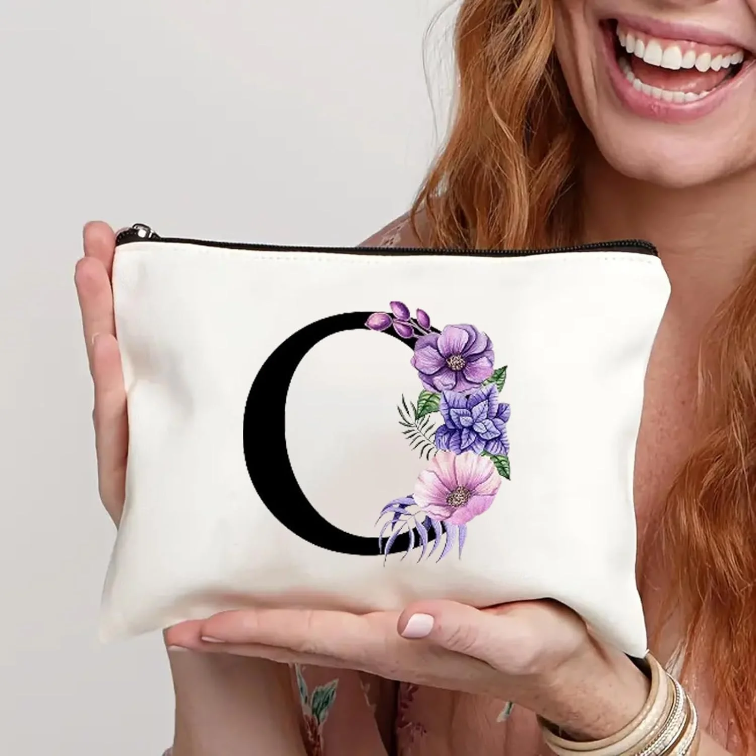 ست هدیه کیف دستی کتان بوم نقاشی با حروف الفبا و دسته قرمز به همراه کیف لوازم آرایشی برای دختران - لیوان - ست 3 تکه ترکیبی - ست هدیه برای عروسی - هدیه برای دختران - هدیه برای دوستان