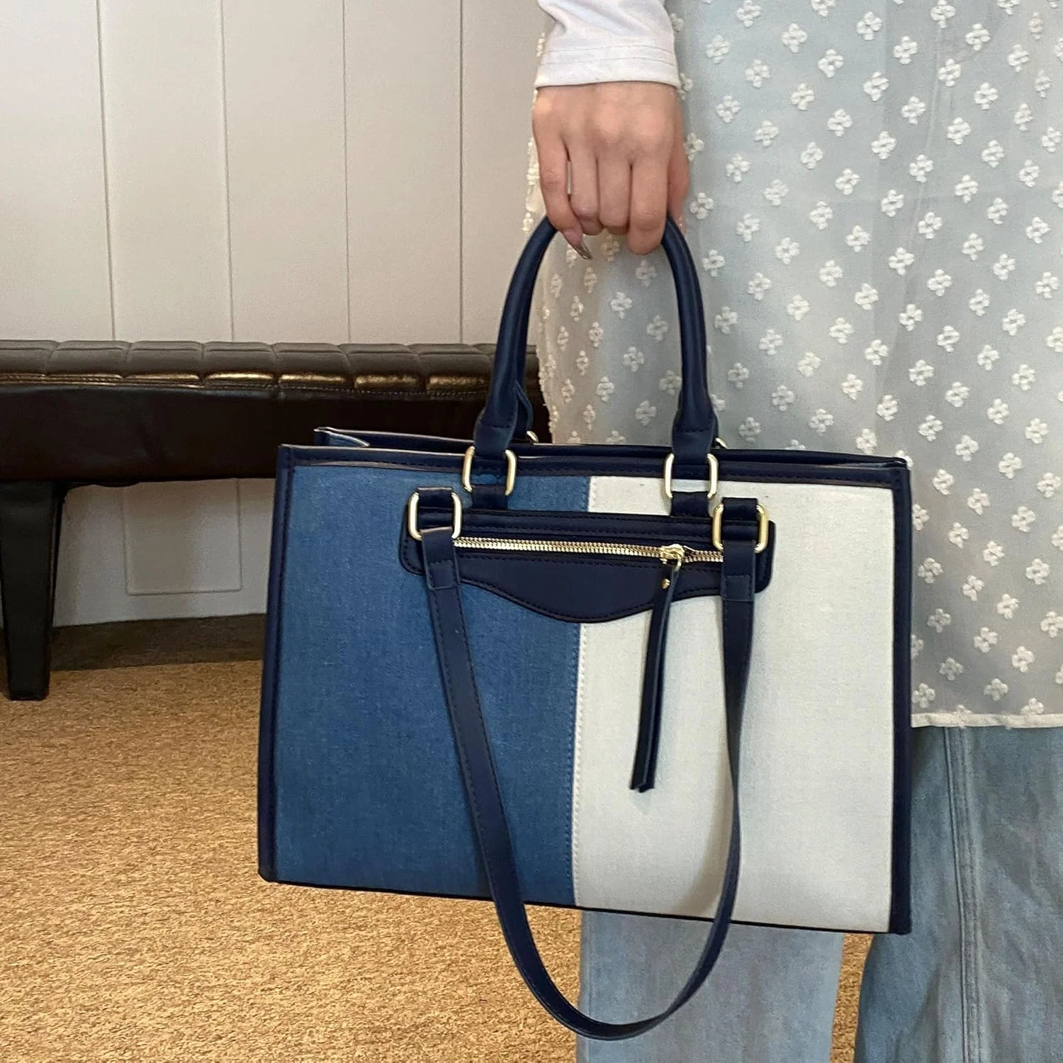 کیف دستی جین زنانه با دسته بالایی، طرح تکه دوزی دو رنگ، مناسب برای لپ تاپ 15.4 اینچی، کیف دستی چند جیبی، ایده آل برای کار، اداره، مسافرت و خرید (36CM x 10CM x 26CM)