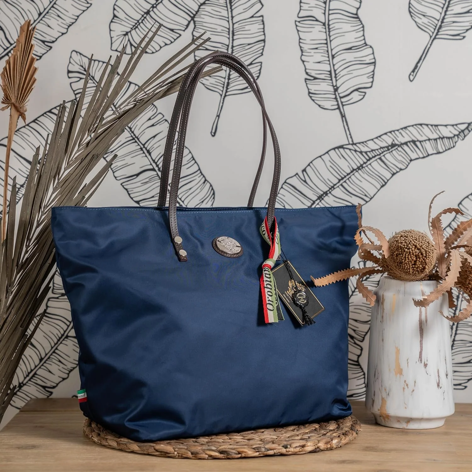 کیف دستی اوروبیانکو مدل Barrady - نایلون آبی / چرم قهوه ای کیف دستی اوروبیانکو مدل Barrady - نایلون آبی / چرم قهوه ای