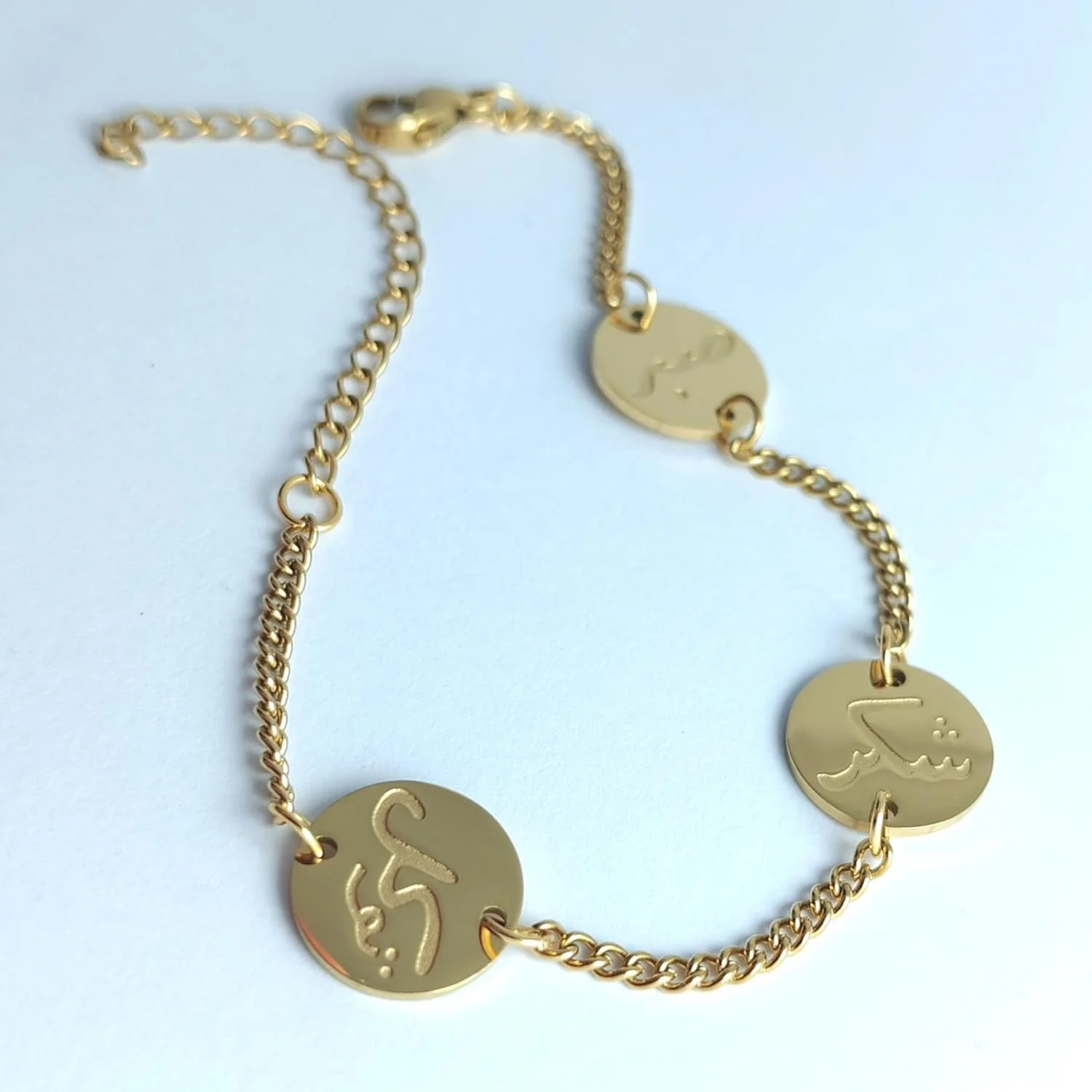 دستبندهای سفارشی و شخصی‌سازی شده برای بانوان، دختران و پسران، ارائه شده در جعبه هدیه ظریف جولی اند کو، دستبند "فضائل" به زبان عربی.