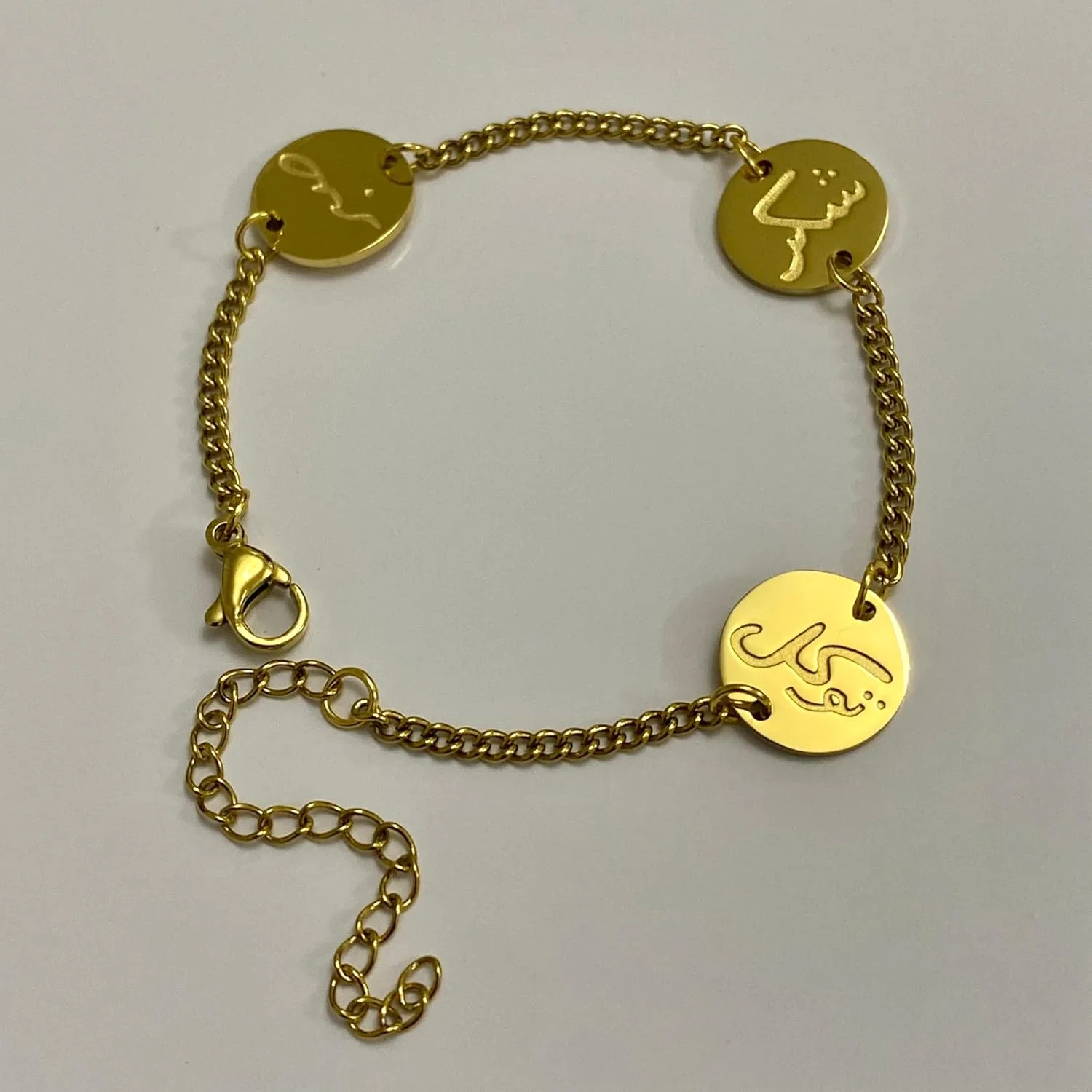 دستبندهای سفارشی و شخصی‌سازی شده برای بانوان، دختران و پسران، ارائه شده در جعبه هدیه ظریف جولی اند کو، دستبند "فضائل" به زبان عربی.