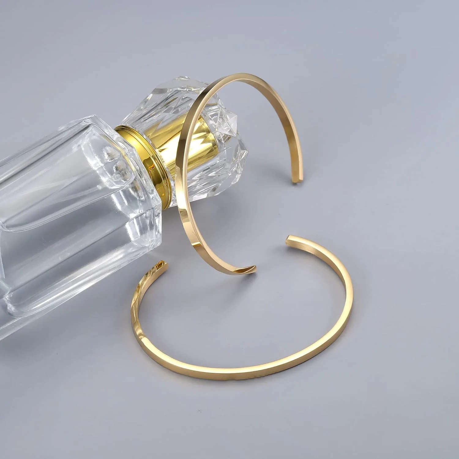 بسته دو عددی دستبند النگویی باریک طلایی برای آقا و خانم روکش طلای 18 عیار طرح بافته شده، دستبندهای ظریف و ساده قابل تنظیم برای زنان، مردان و زوج ها، هدیه روز ولنتاین