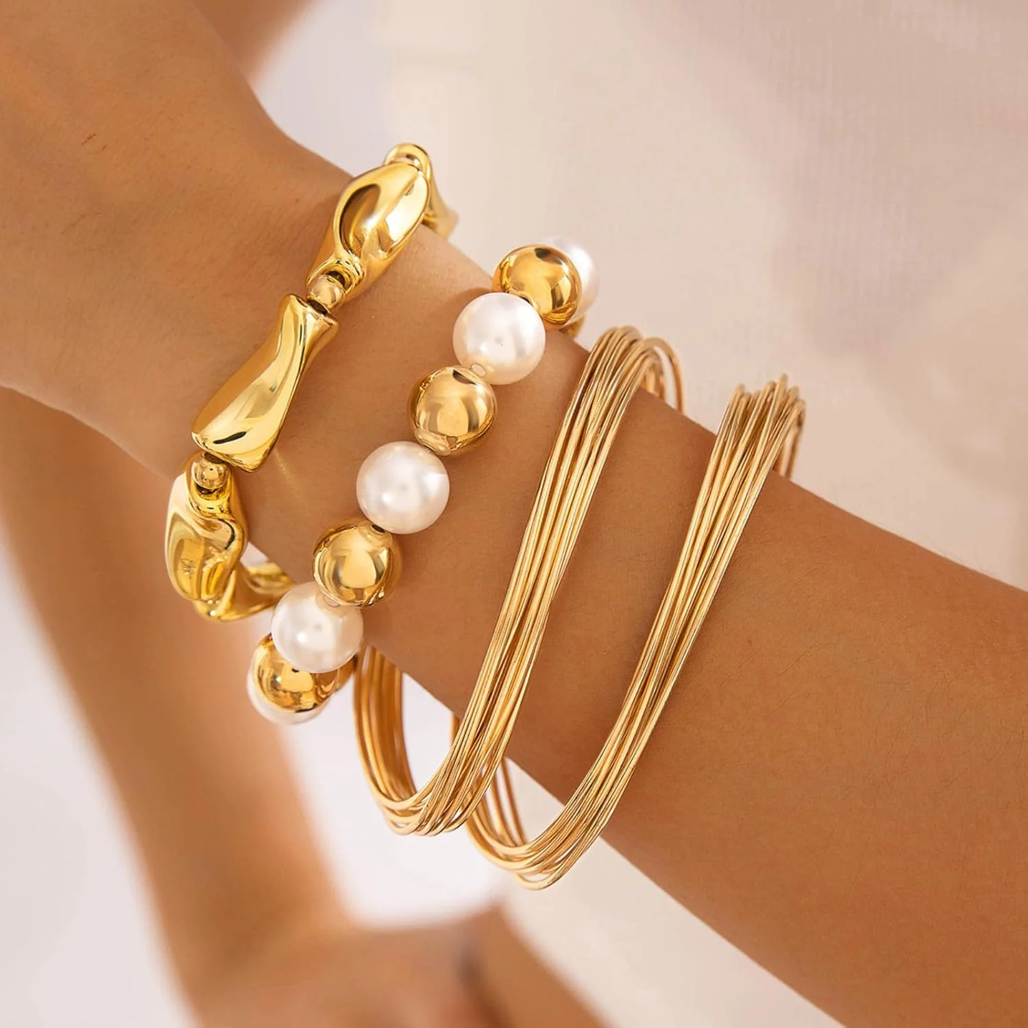 دستبند النگویی طلایی زنانه Azonee، دستبند ضخیم با روکش صاف و بدون تغییر رنگ، زیورآلات طلایی مد روز، هدیه جواهرات مد روز (رنگ طلایی، سبک ضخیم)