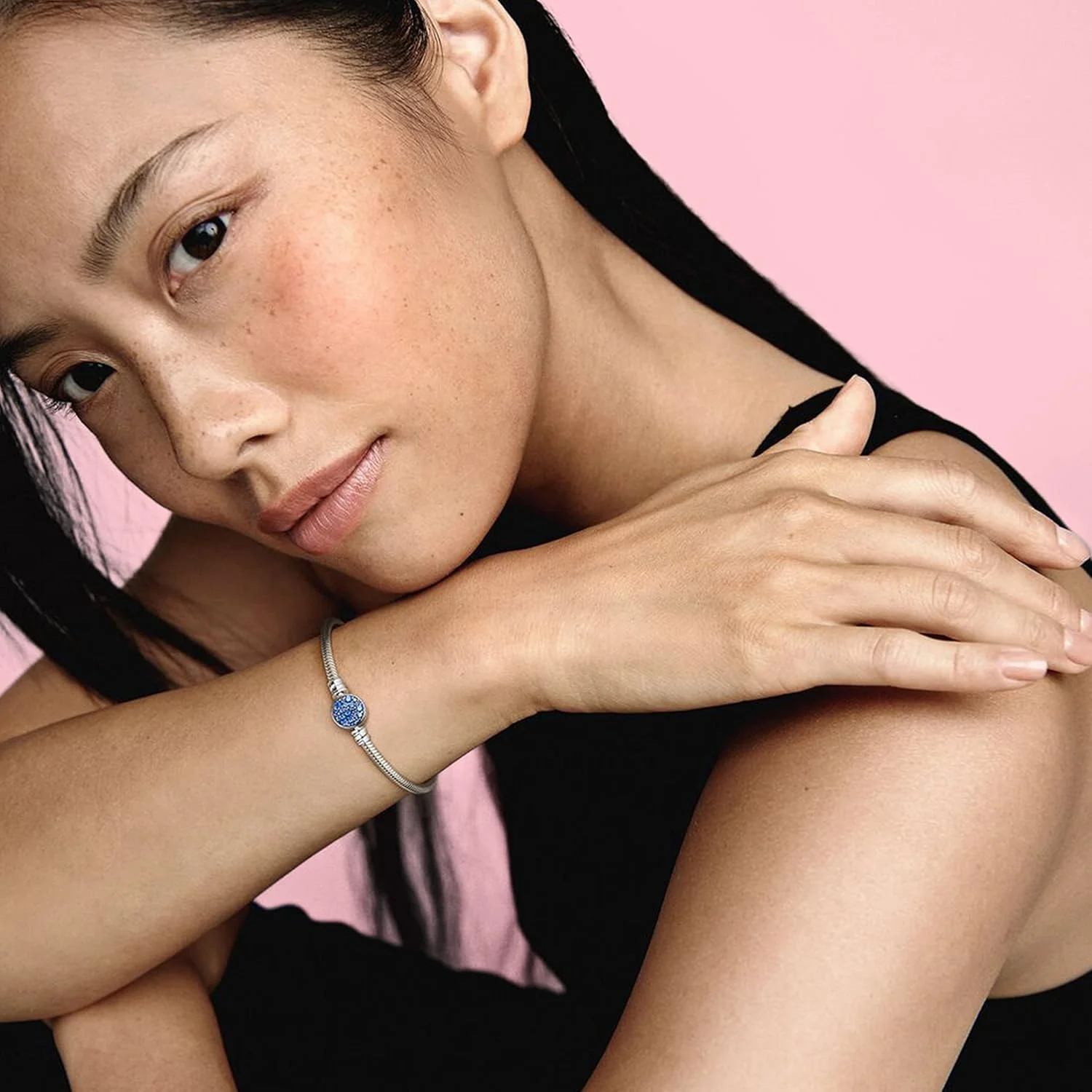 دستبند نقره ای زنجیری طرح ماری با قفل دیسکی آبی درخشان