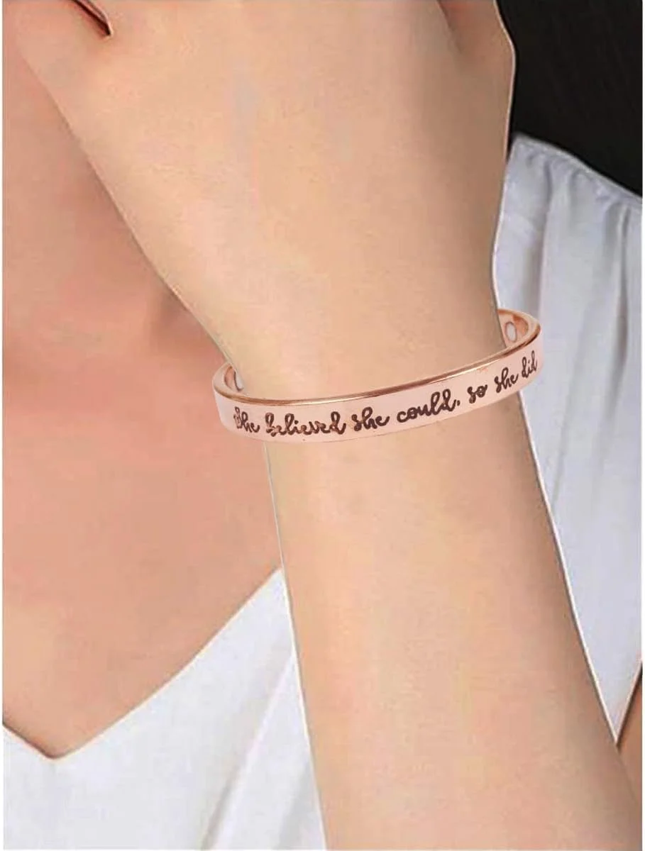 دستبندهای مسی الهام بخش تاچ استون با حکاکی مغناطیسی برای دختران نوجوان/زنان - جواهرات شخصی سازی شده هدیه برای بهترین دوست/مادر/دختر/خواهر - در یک جعبه هدیه زیبا "او باور داشت که می تواند پس انجامش داد"
