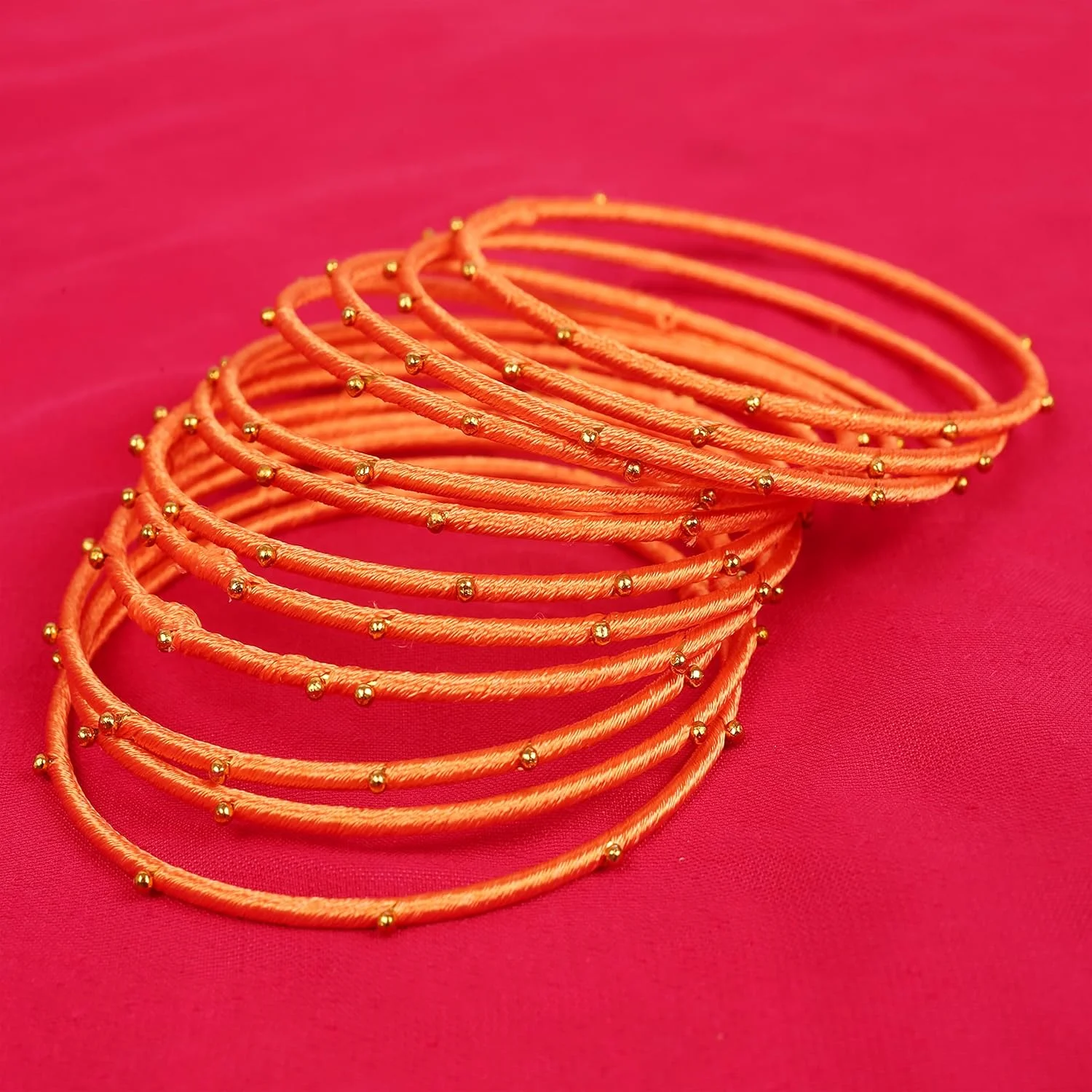 دستبند النگویی زنانه تاچ استون، طرح هندی بالیوودی، بافته شده با نخ ابریشم مصنوعی، گوی های طلایی، رنگ های جذاب و طراحی خاص